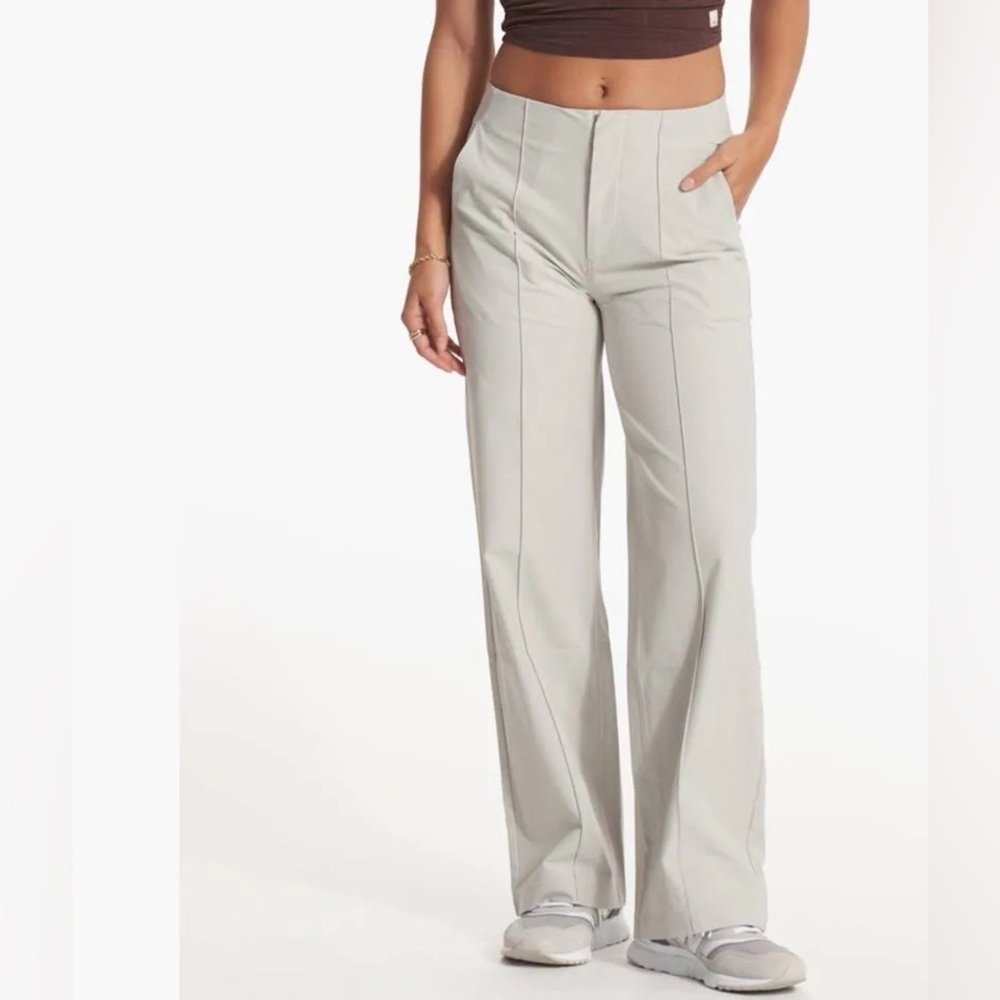 Vuori meta wide leg pant in size small short